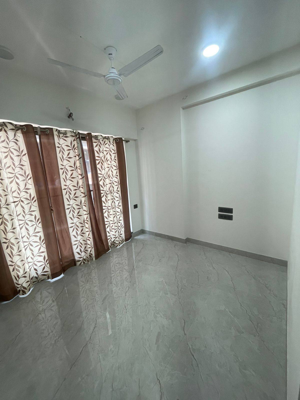 2 BHK semi furnished flat in Bandra East — photo 4