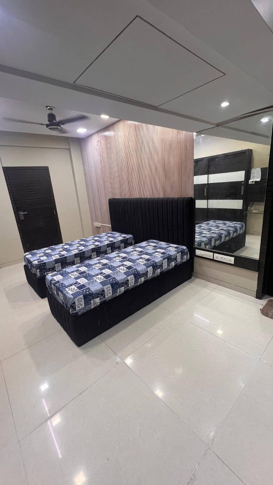 Room for Female in Juhu — photo 4