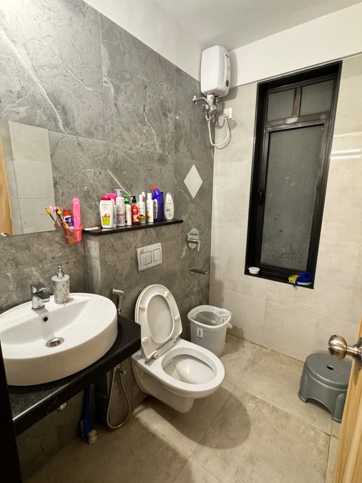 Master Bedroom for Females Only in 1BHK, Dahisar East — photo 4