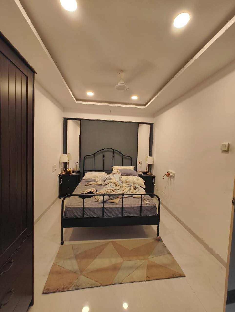 1 BHK Furnished Flat in Khar West