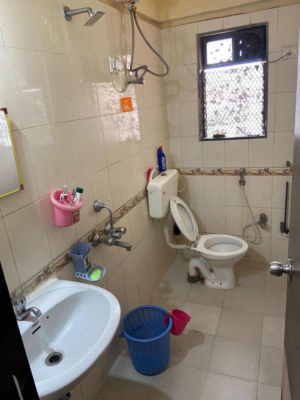 Flatmate needed for master bedroom in 2BHK, Goregaon East — photo 3